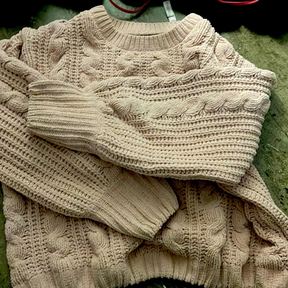 Cozy light pink sweatshirt with embroidery